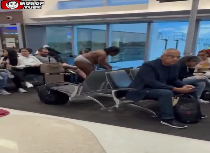 Video :Strips of passengers during an airport altercation